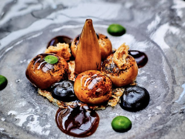 Le Cinq signature dishes Gratinée À L'oignon
Noix De Ris De Veau Gratinée
Foie Gras En Galets